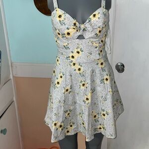 Speechless sunflower sundress with blue peekaboo bodice size medium
